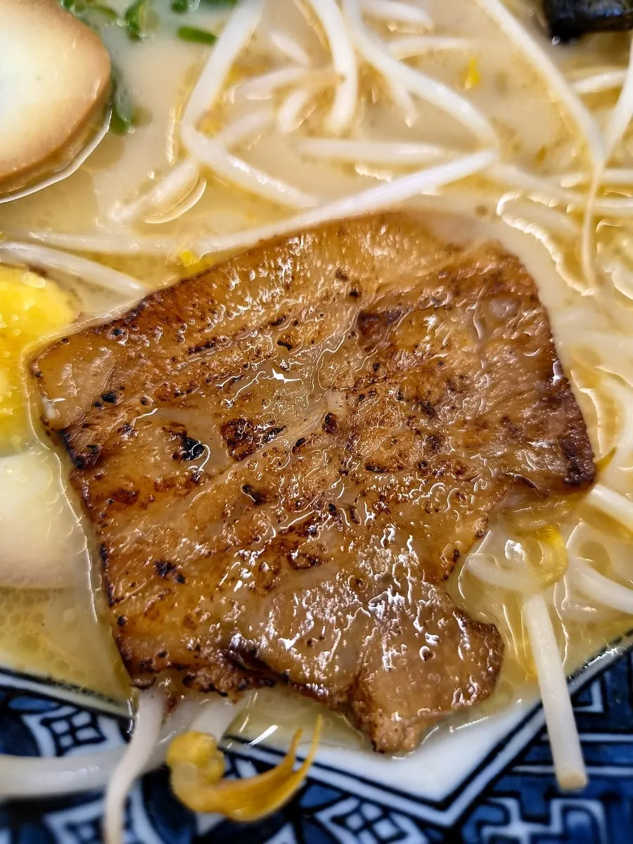 숙주와 함께 집은 라멘 면 한 젓가락