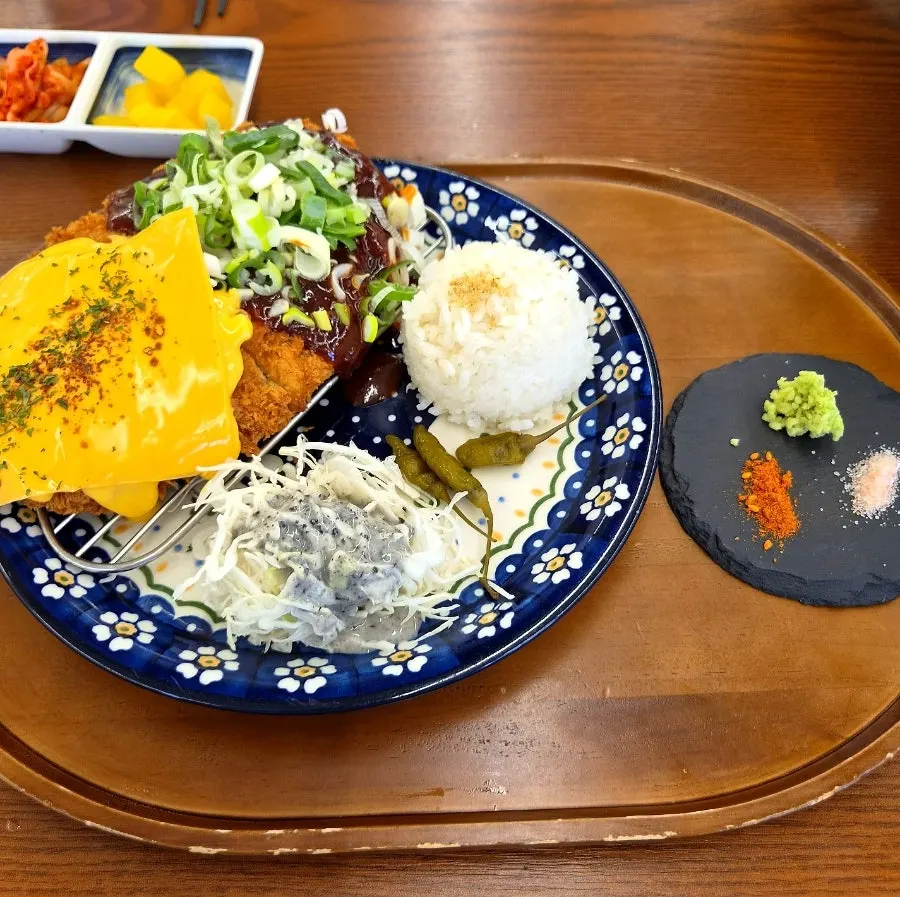 매운파돈카츠와 더블체다카츠가 담긴 반반카츠 한 접시