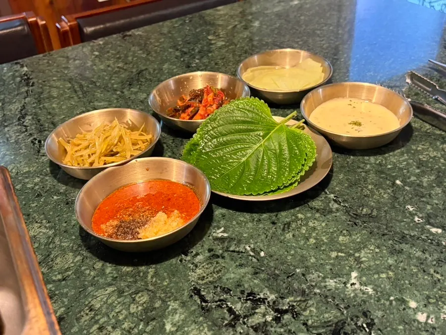깻잎과 양념이 함께 나온 기본찬