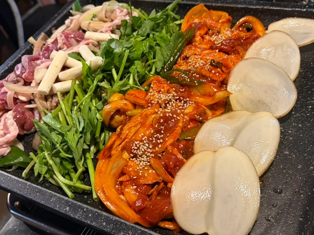 불판에 올린 오리 로스와 주물럭, 미나리