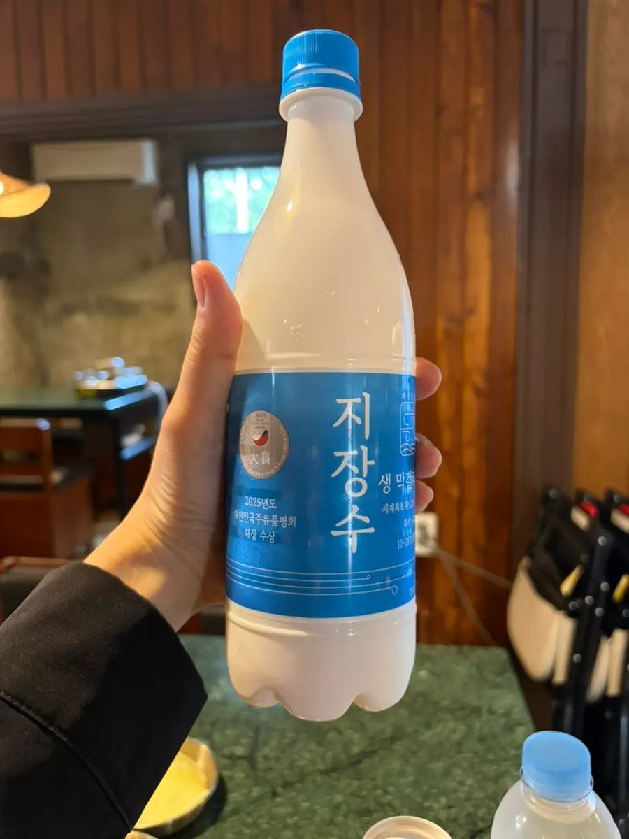 야장 테이블에 놓인 지장수 막걸리