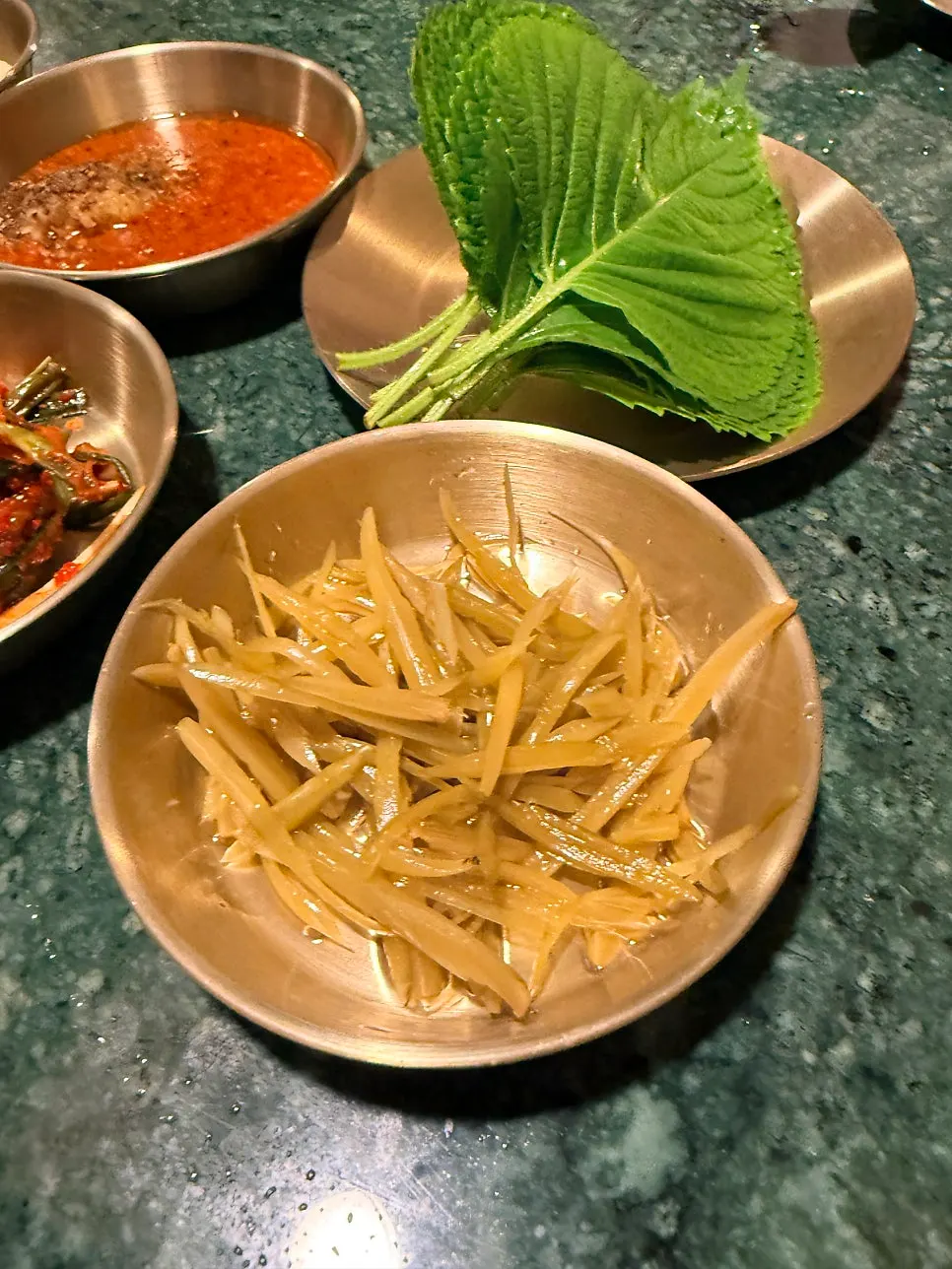 반반세트와 함께 나온 밑반찬 접시