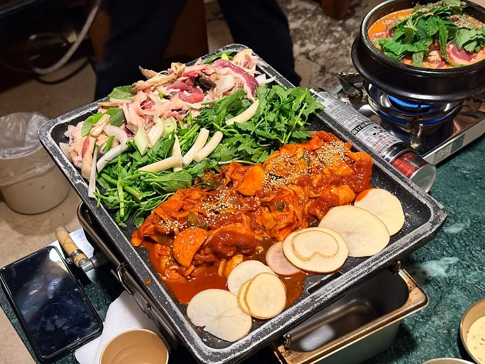 Table with oricongam-tang stew and the half-and-half grill