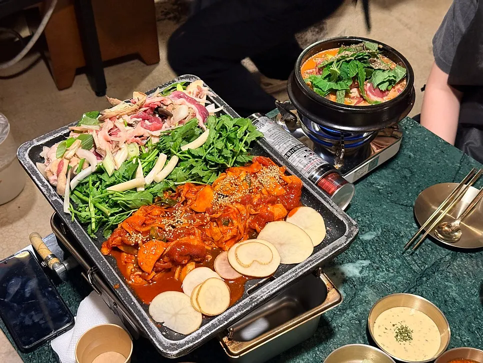 Pot of oricongam-tang duck stew boiling