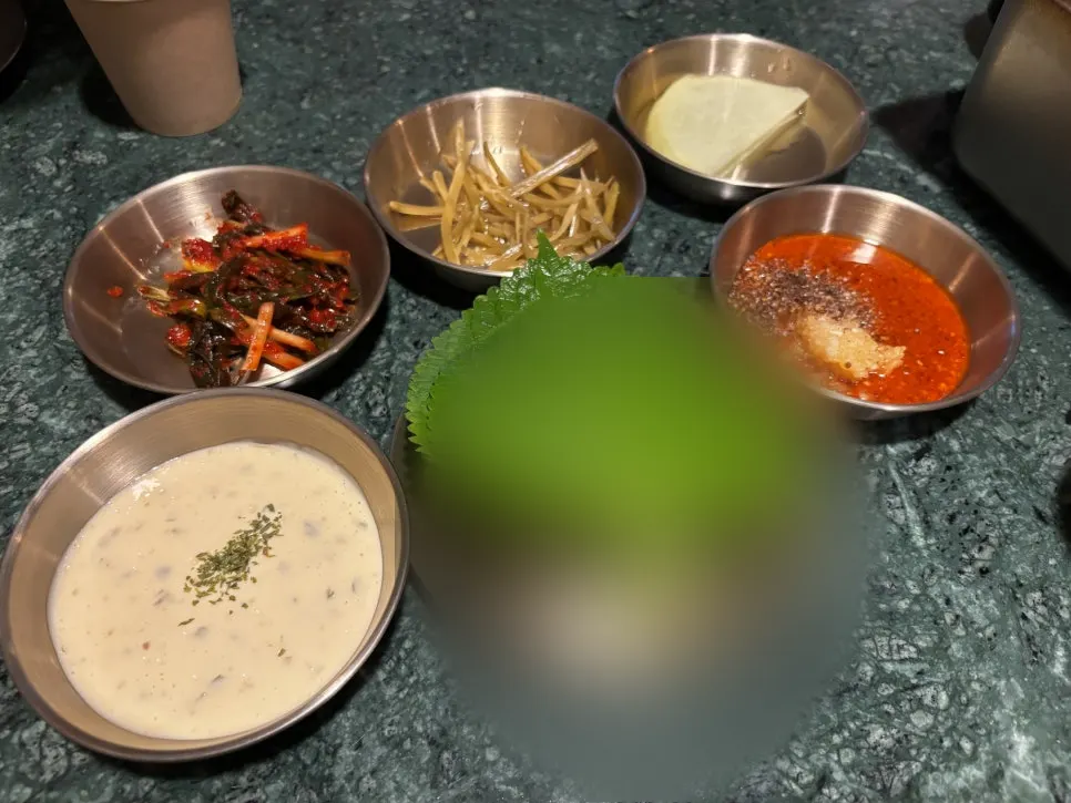 Table set after ordering the Gongjung half-and-half set (medium)