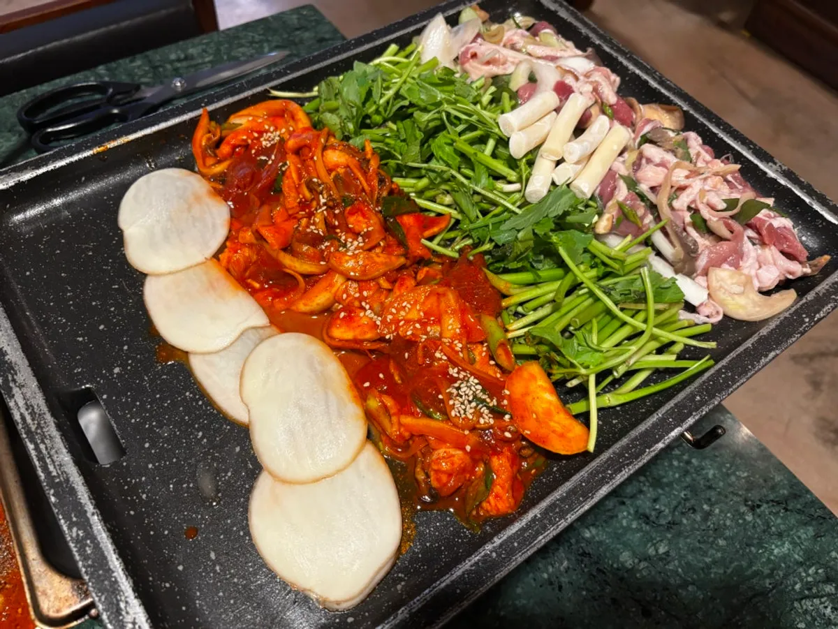 Side dishes for duck: pickled radish, perilla leaves, green onion kimchi