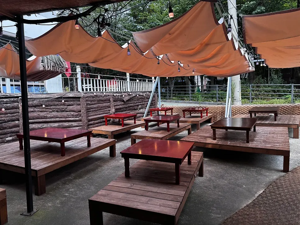 Table section divided into separate areas at Gongjung Dodeok