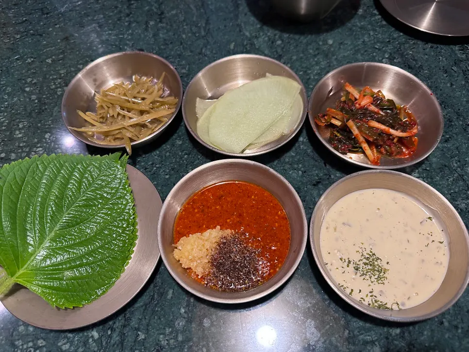 Table set up after ordering the Gongjung half-and-half set for two
