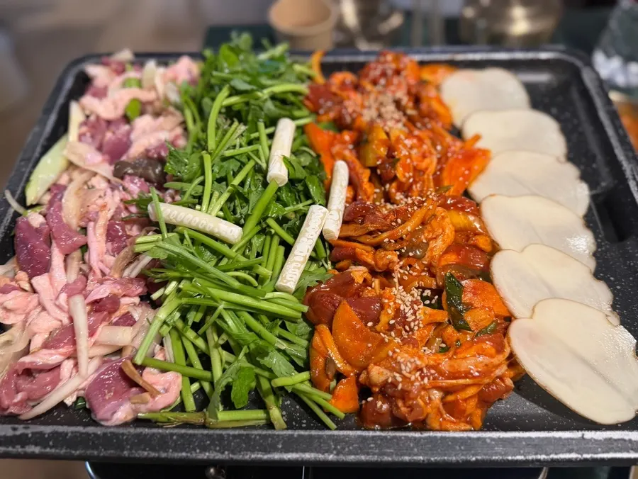 A tray of half-and-half salt and seasoned grilled duck