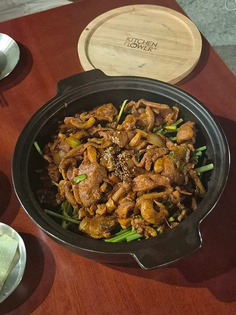 공중도덕 한옥 외관과 조명