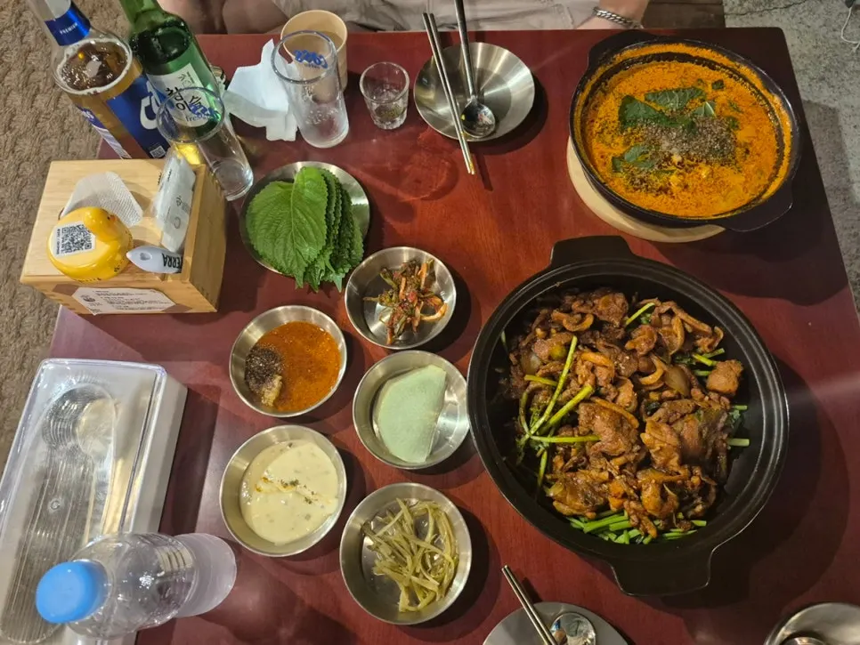 야장 테이블에 차려진 주물럭 세트 한상