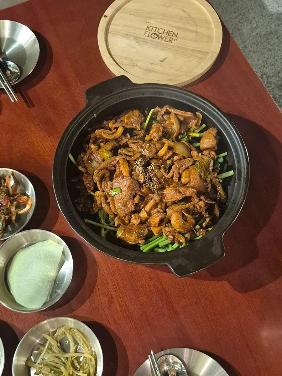 깻잎과 무쌈에 올린 오리고기