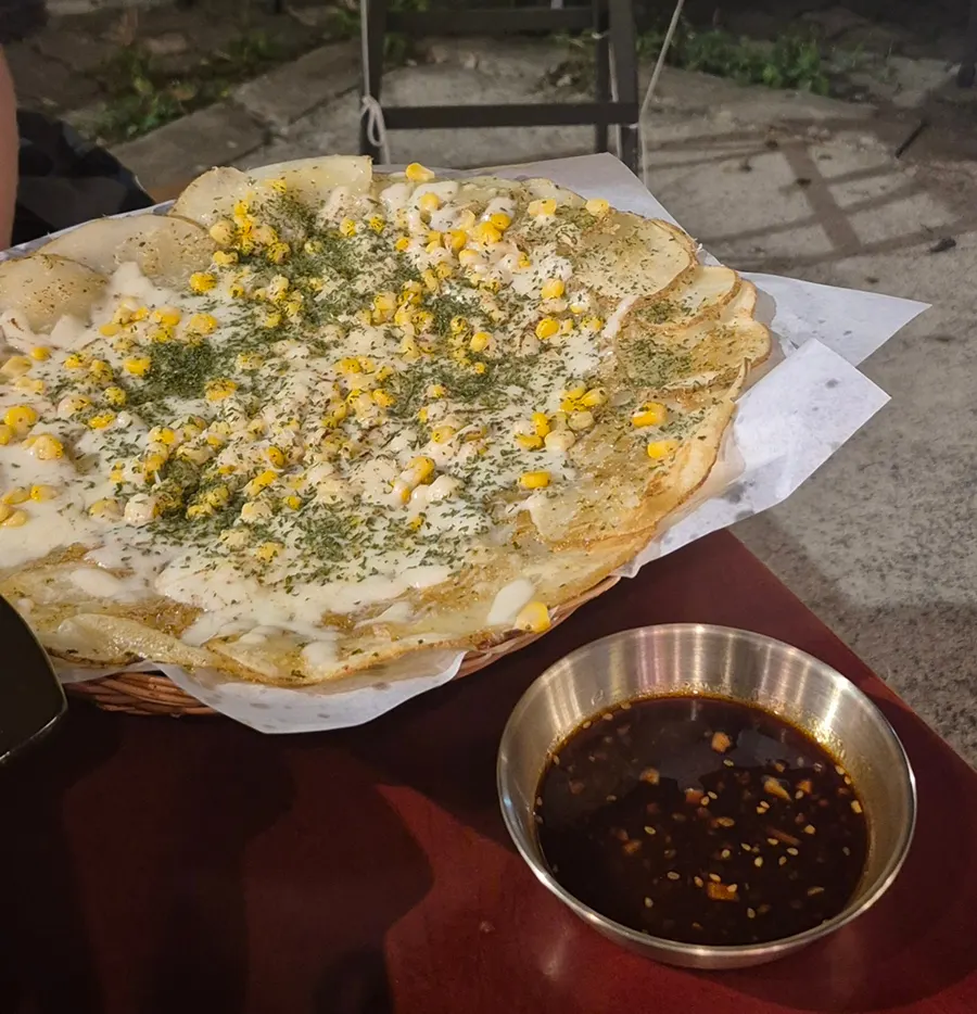 치즈와 옥수수 올린 치즈 감자전