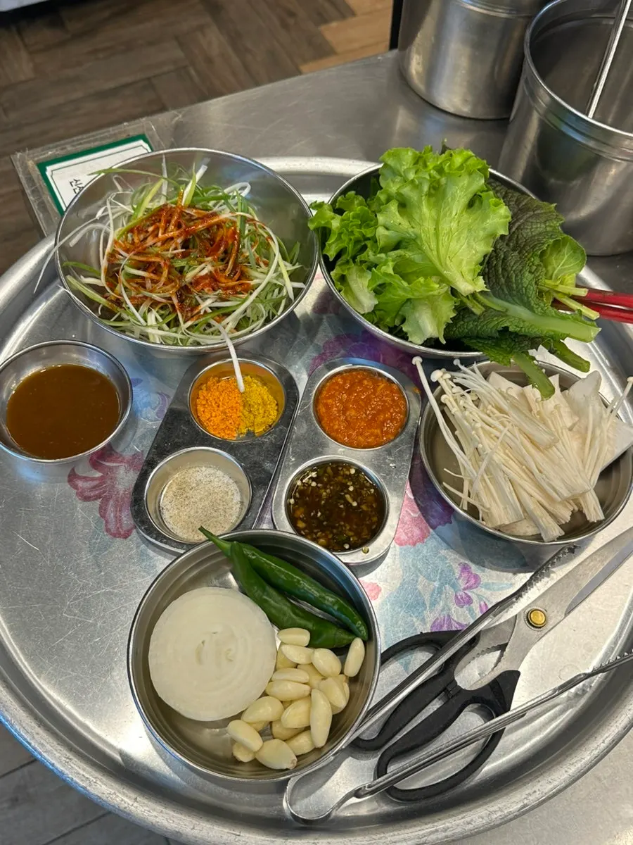 Wrap vegetable corner with kale, perilla leaves, and lettuce