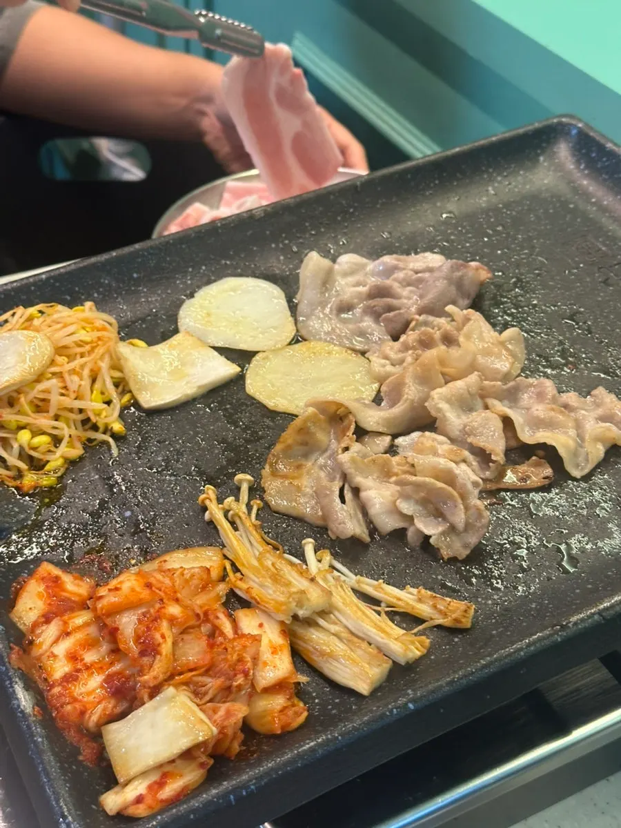 Chewy daepae and oh-samgyeop daepae grilling on the pan