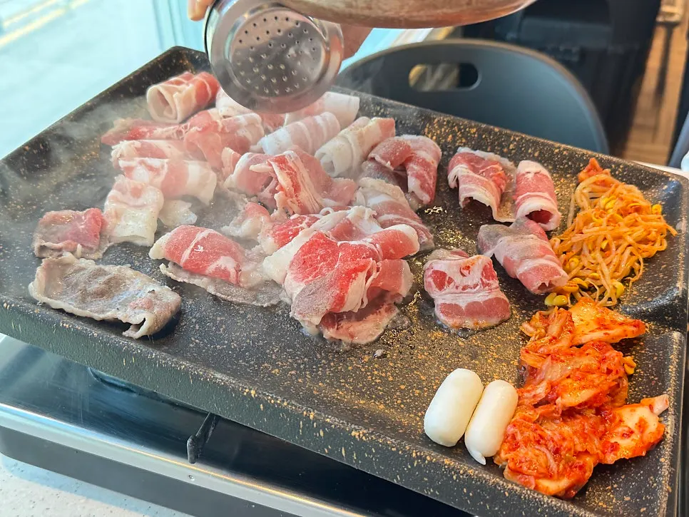 얇은 대패삼겹살이 불판에서 익는 모습