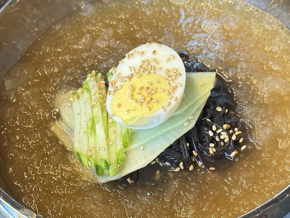 여러 명이 함께 고기 먹기 좋은 테이블