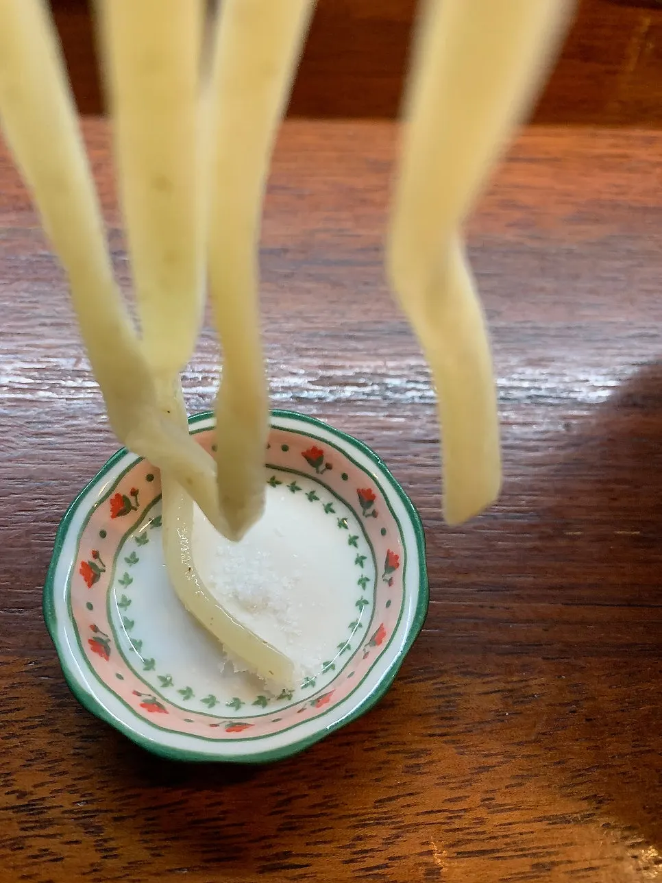 츠케멘 면을 소스에 찍어 먹는 모습
