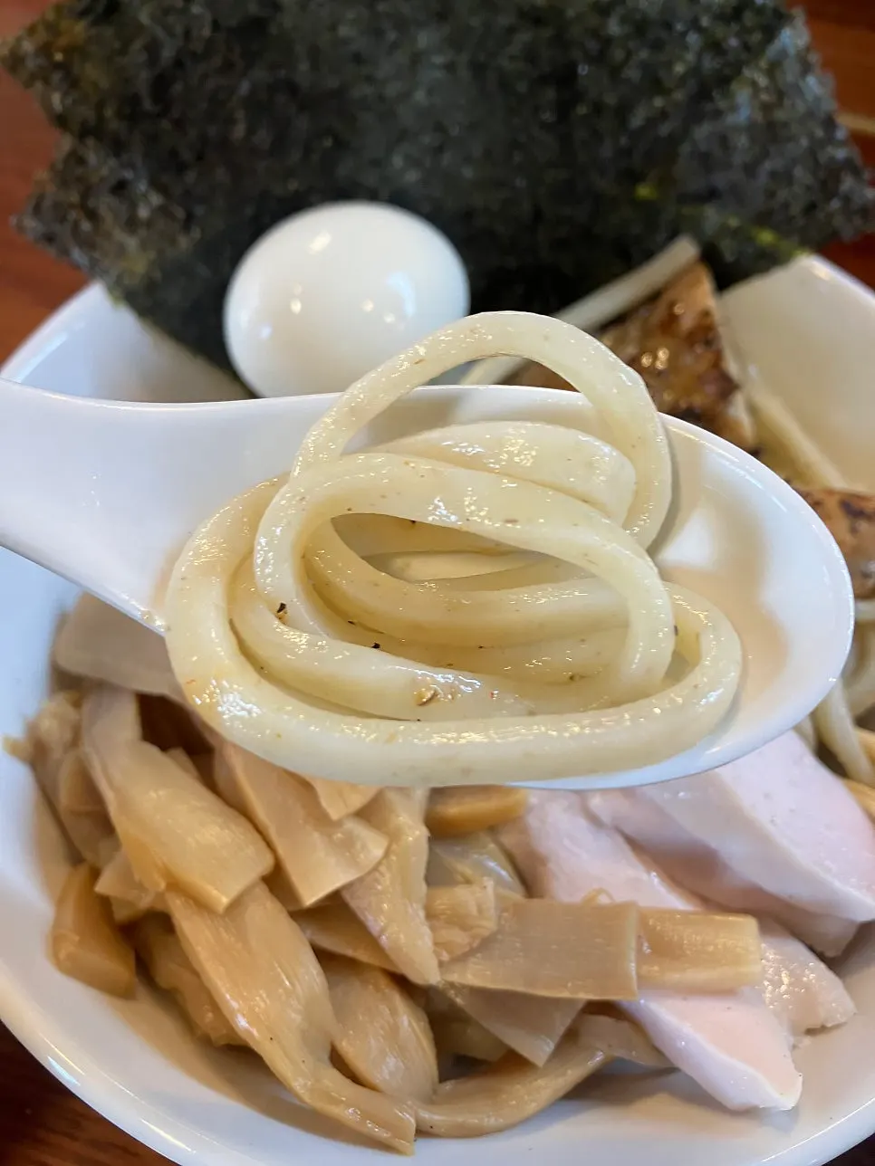 넉넉하게 담긴 츠케멘 L 사이즈 면 그릇