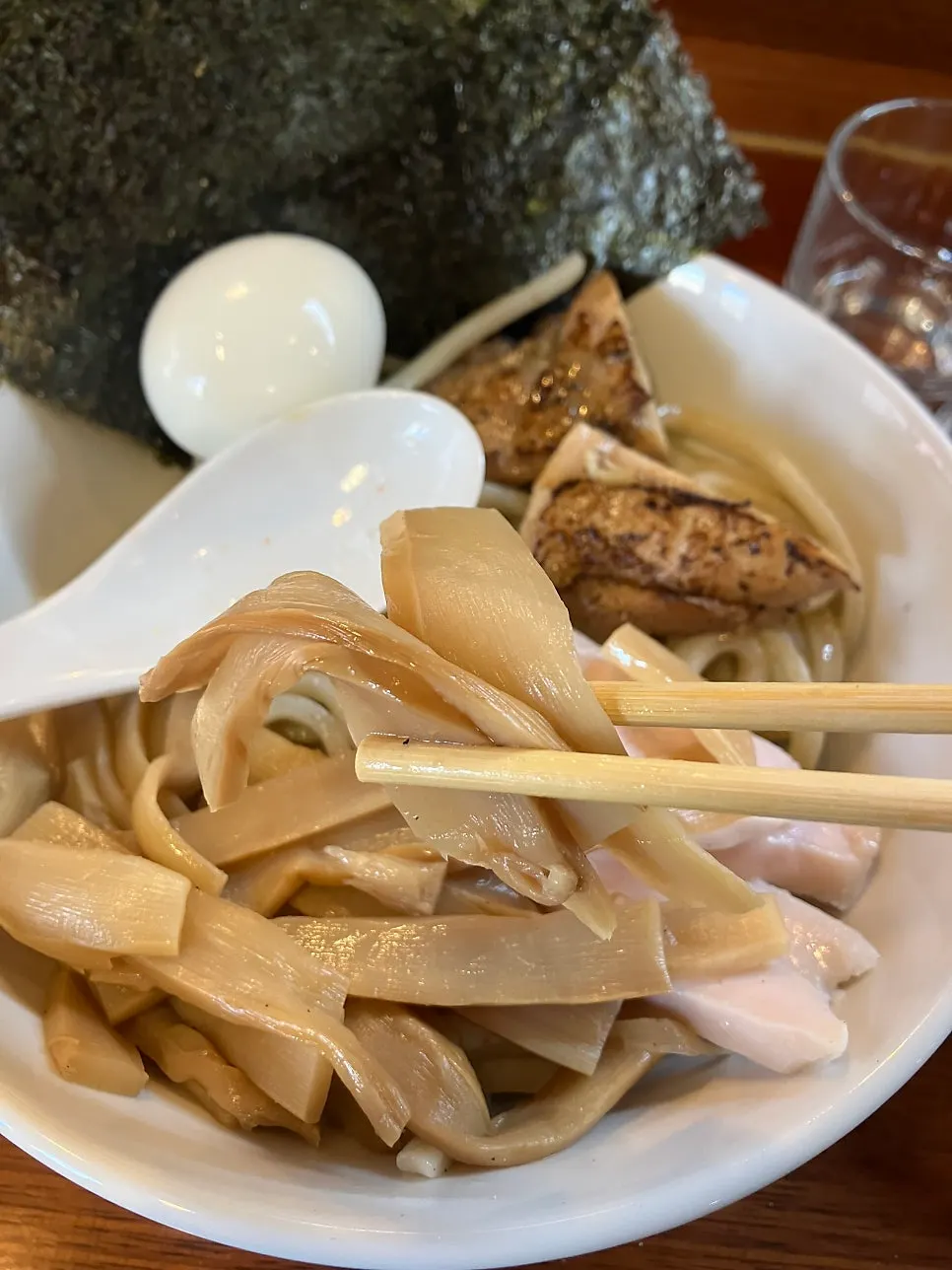 직화로 구운 닭고기 토핑