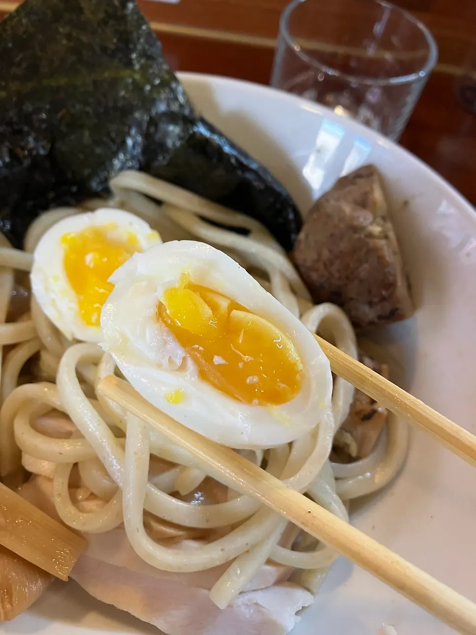 반숙으로 익은 계란 단면