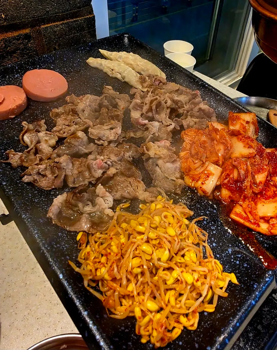 Meat and accompaniments on the grill