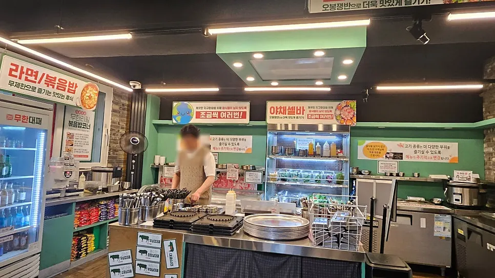 음식을 가져가는 셀프바