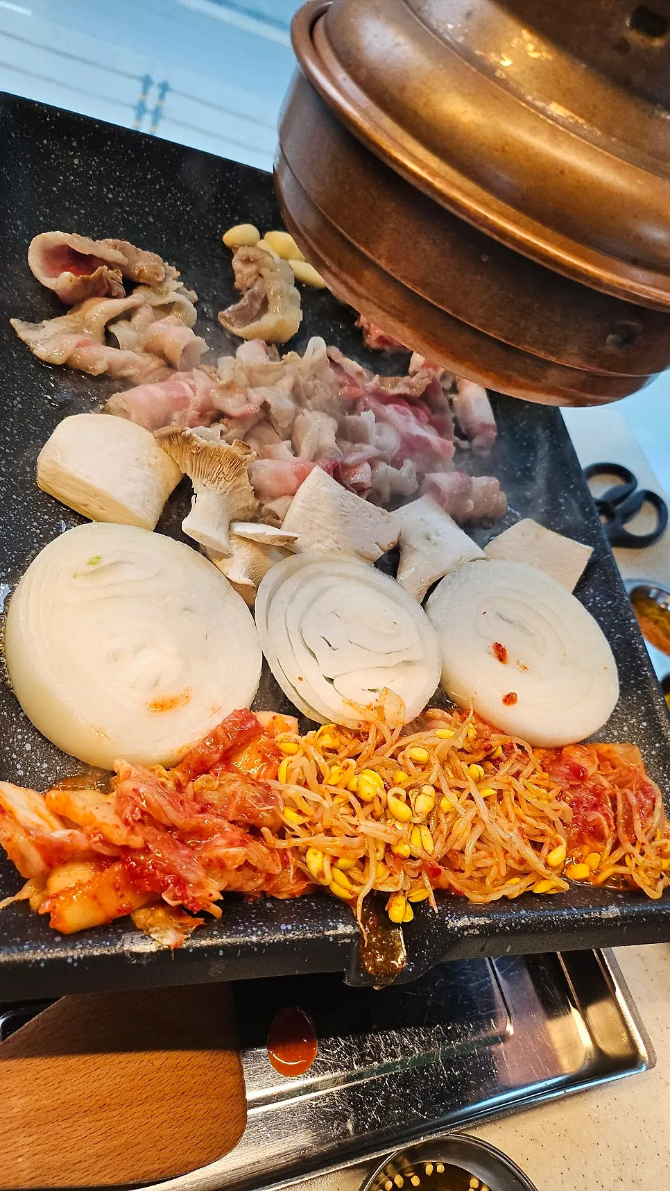 무제한으로 제공되는 국물 라면과 볶음밥