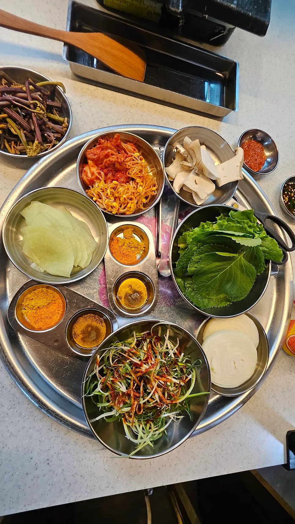 셀프바의 라면과 볶음밥 코너