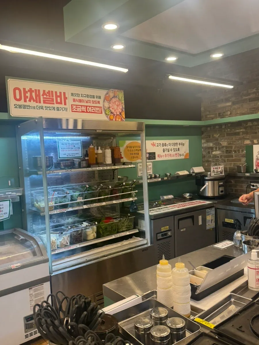 부위별로 담아온 대패삼겹과 꽃삼겹 접시
