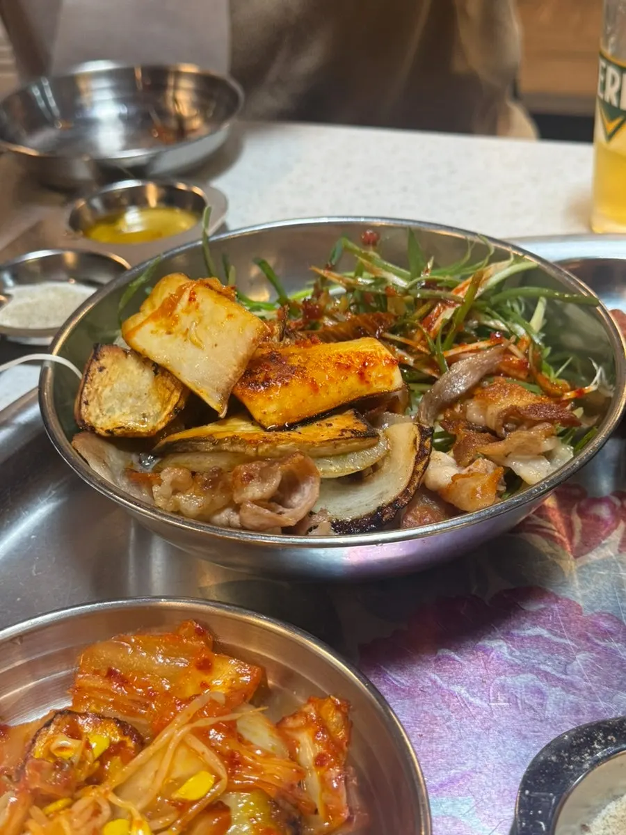 두툼하게 구운 냉동삼겹살