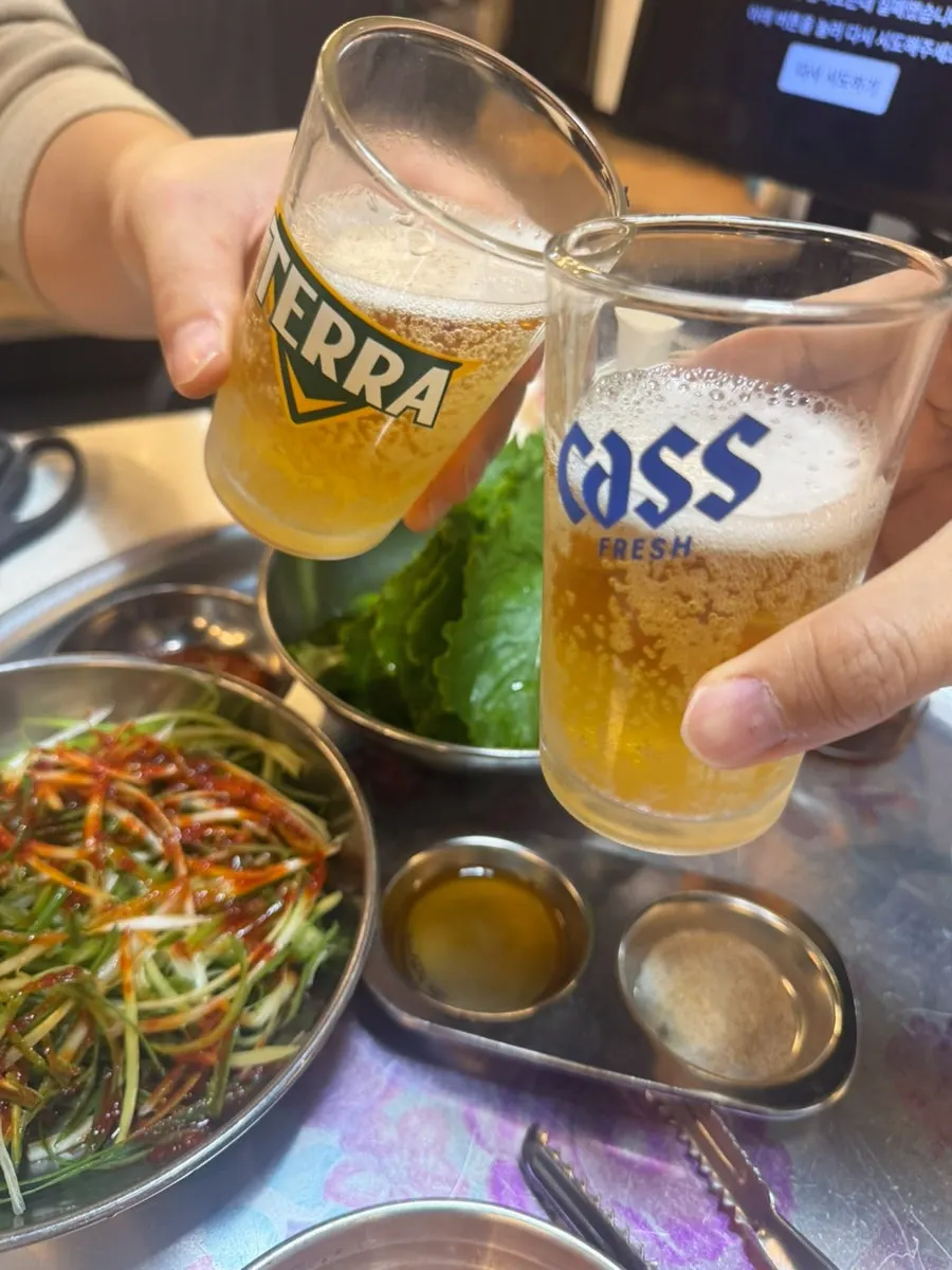 파채 위에 올려 식히는 구운 고기