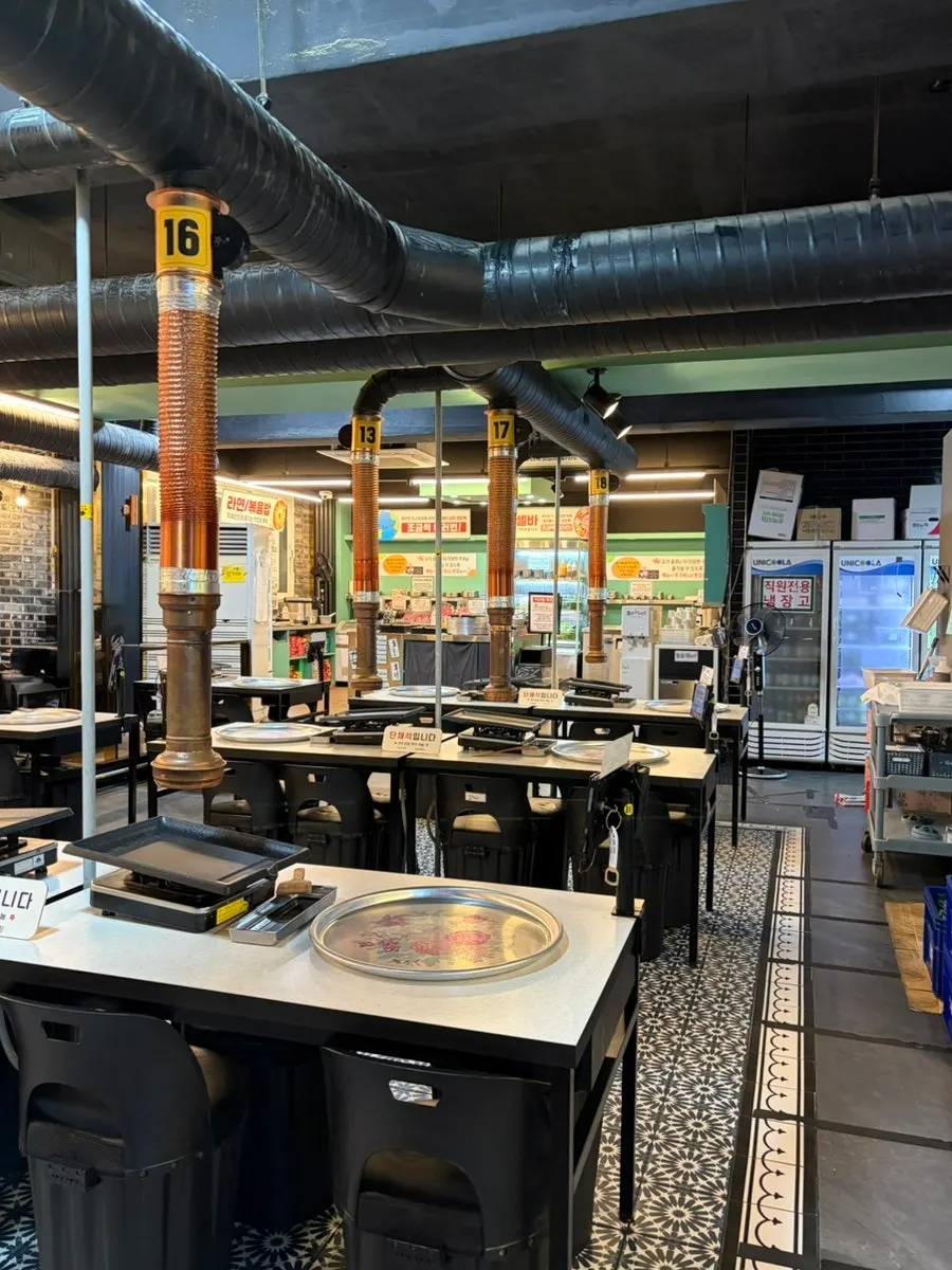 Sign guiding customers up to the 2nd floor restaurant