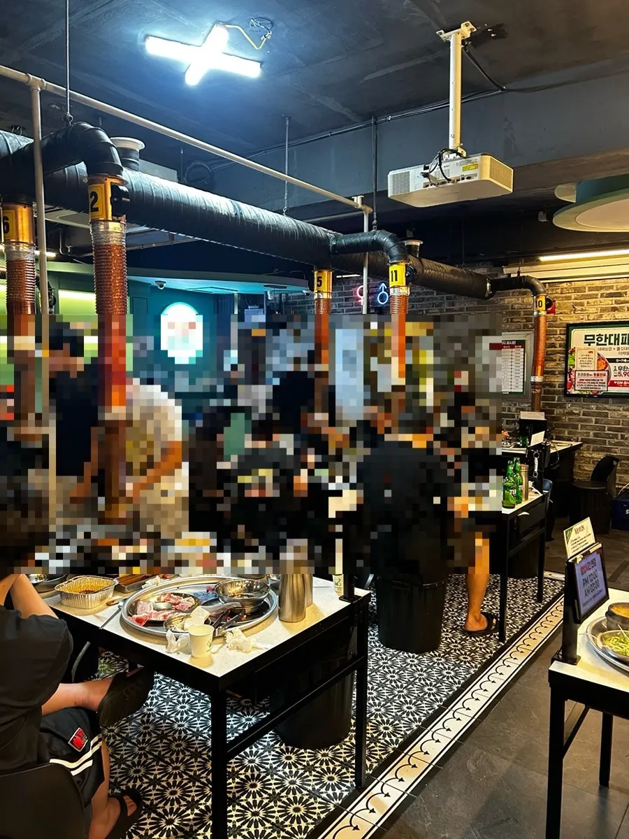 Spacious interior view of Eongteori Muhandae Pae Gongneung Branch
