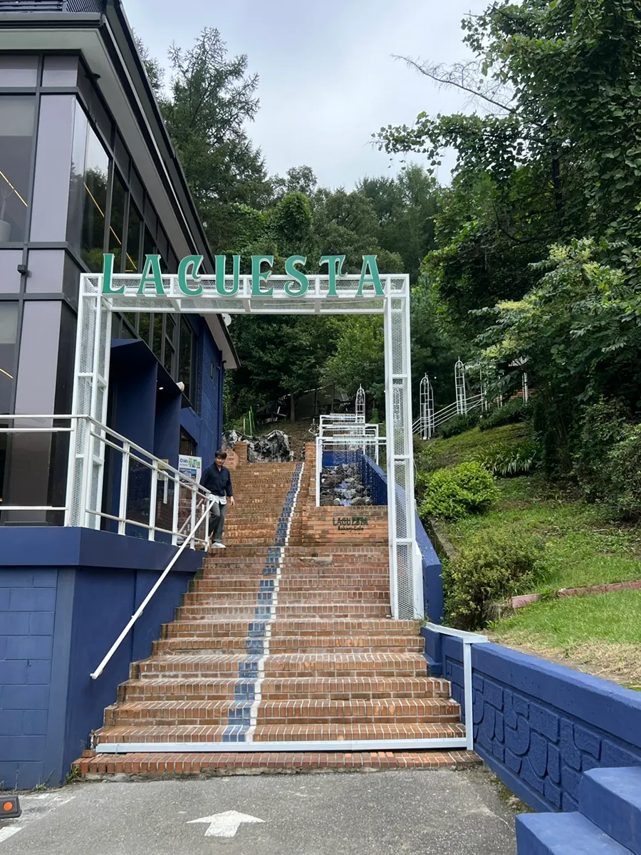 라꾸에스타 매장 앞 넉넉한 주차 공간