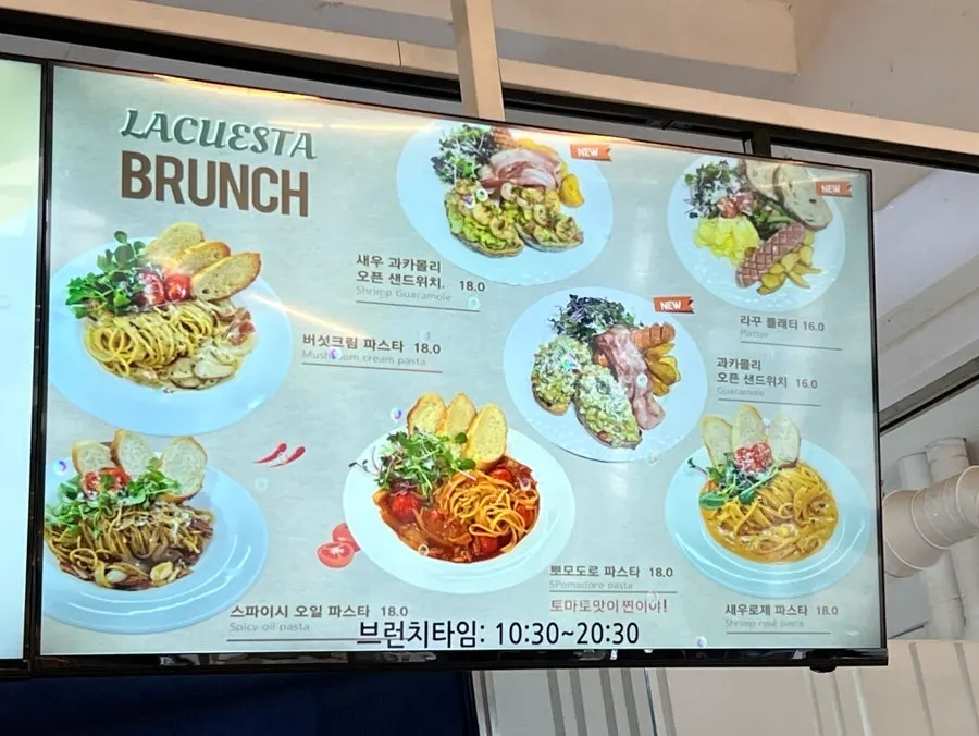 카페 내부의 빙수와 브런치 안내 배너