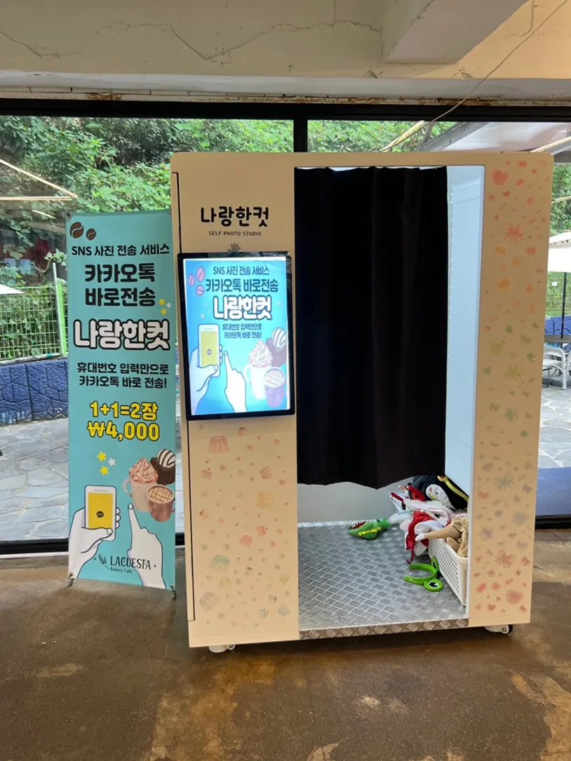 2층 계단 옆 창가의 자유 열람 책들