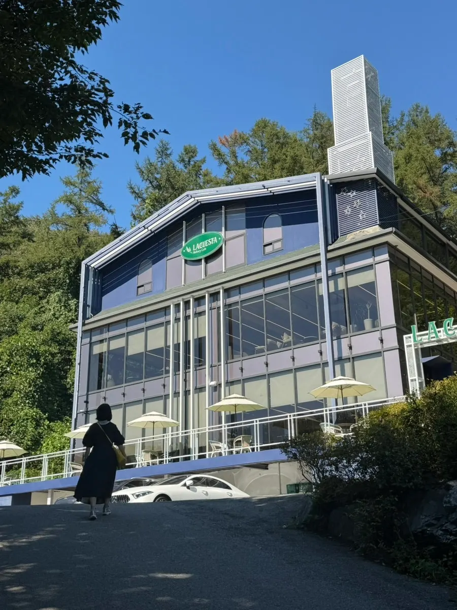 Exterior of La Cuesta, a large bakery café in Gonjiam