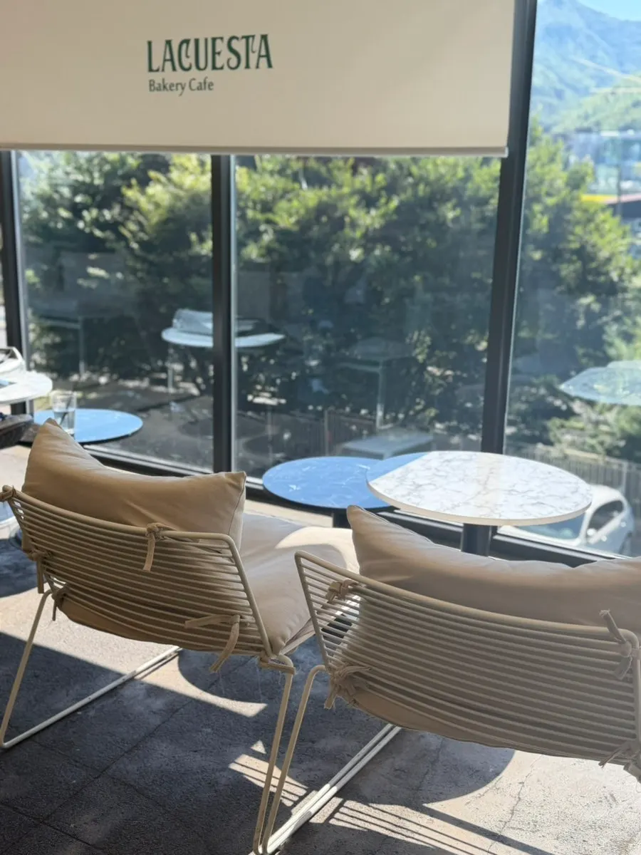 2nd-floor seating with 6-person sofa and 4-person tables