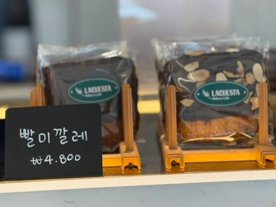 Duo brunch set signage with bakery display