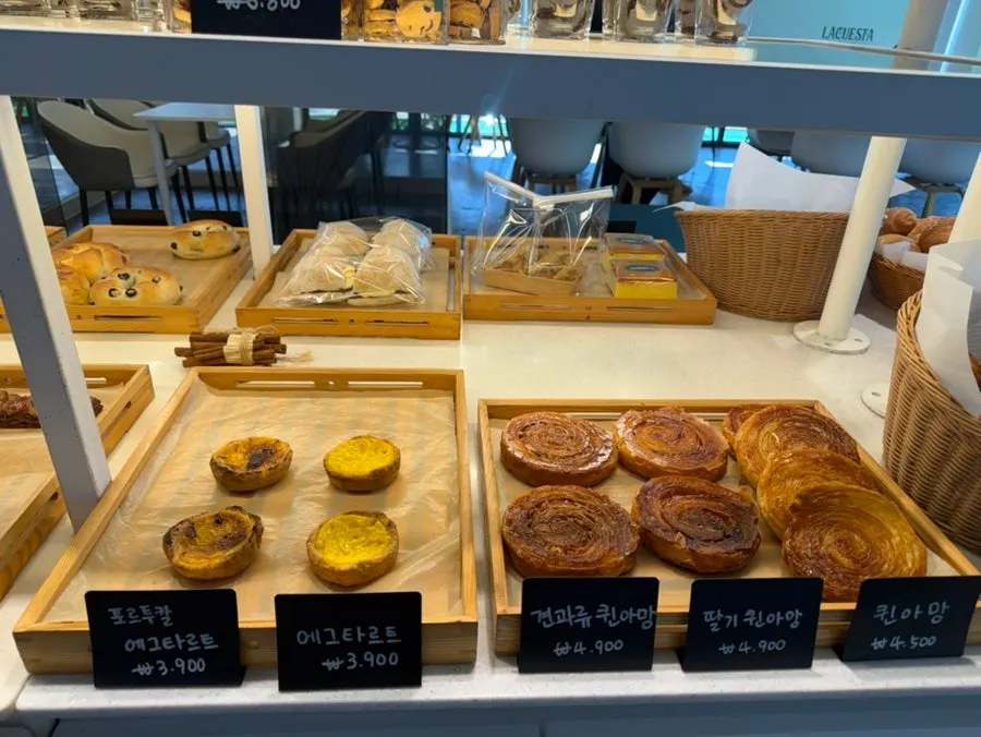 Overview of the 1st-floor bakery corner