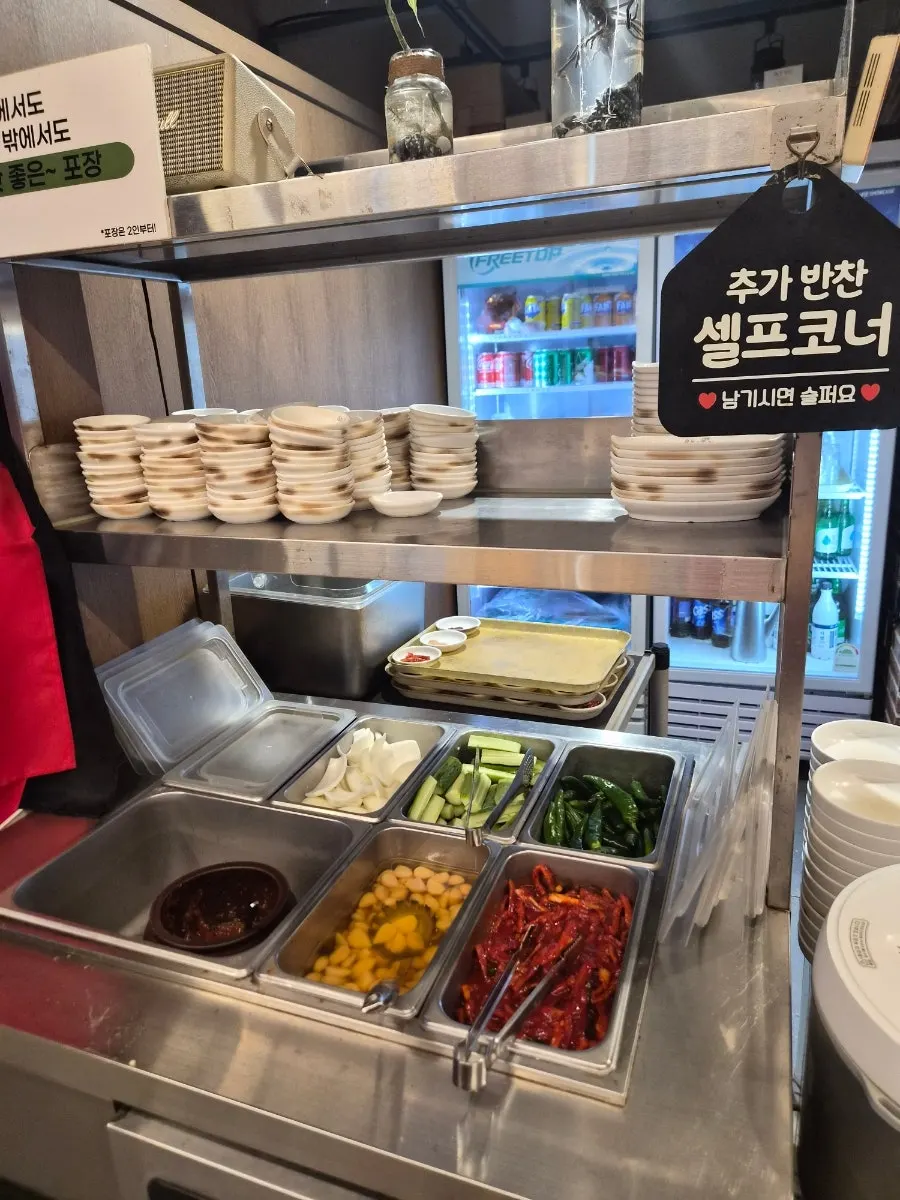 Basic side dishes refilled at the self-service station