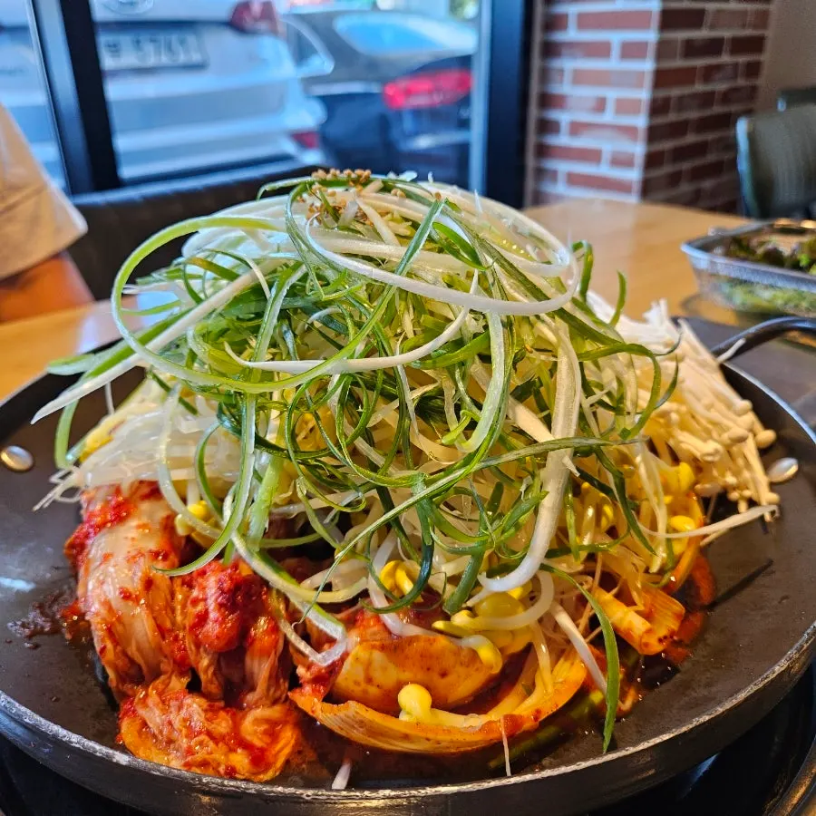 미역국과 밑반찬이 놓인 식탁