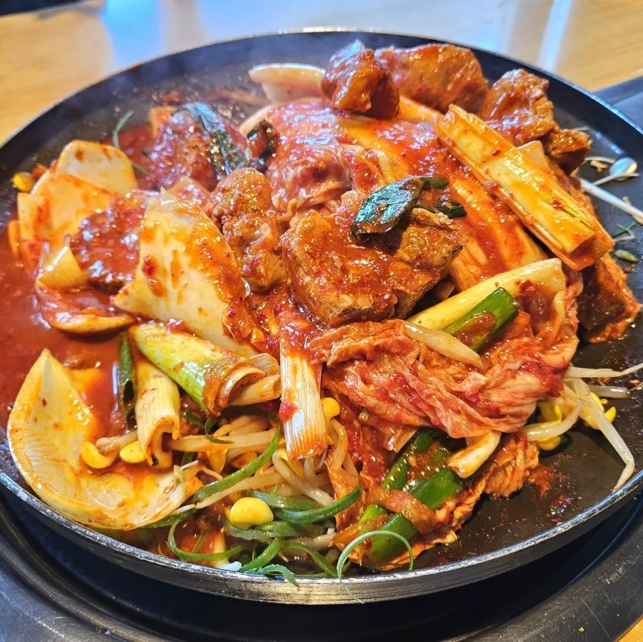 파채가 올라간 돼지두루치기 2인분