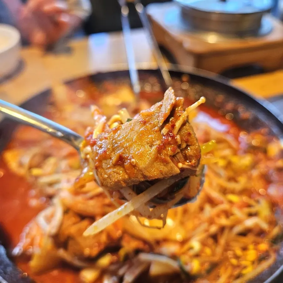 콩나물과 숙성김치가 어우러진 두루치기
