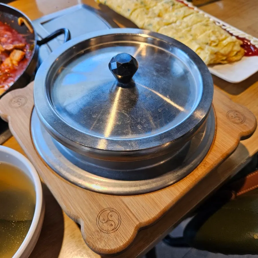 숙성김치와 큼직한 돼지고기 클로즈업