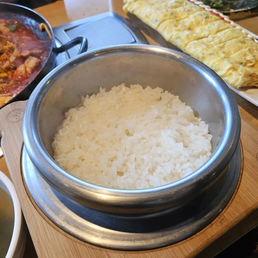 두루치기를 상추에 싸 먹는 모습
