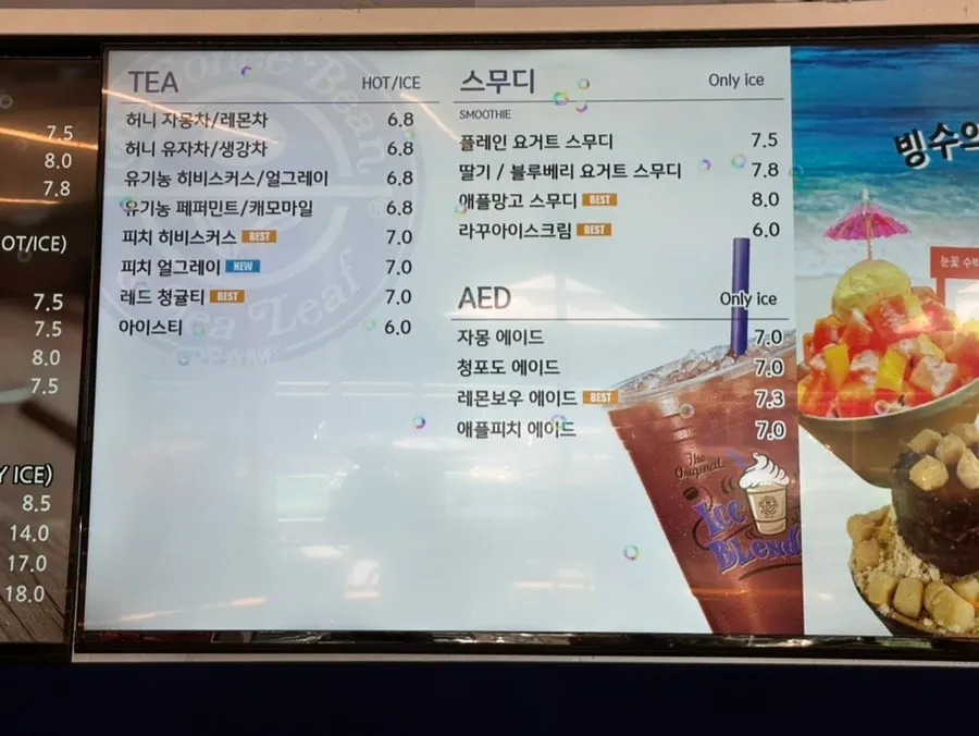 인공시냇물 앞에서 물을 바라보는 아기
