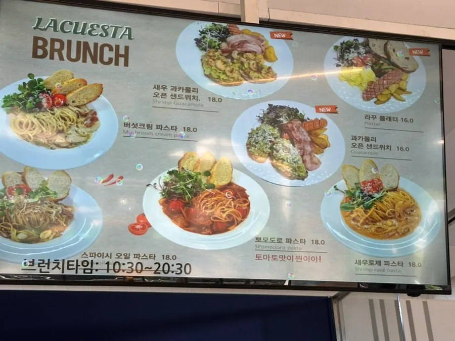카페 입구 정원과 시냇물 산책 공간