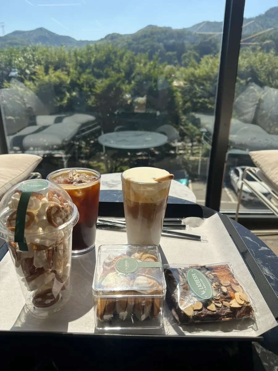 야외 공간의 작은 동상과 시냇물